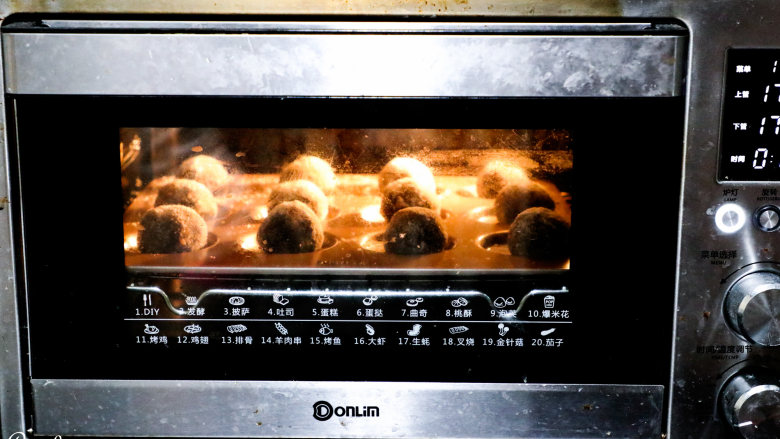 醇黑巧克力裂纹曲奇,东菱烤箱175度，预热5分钟，中层烘烤25分钟。