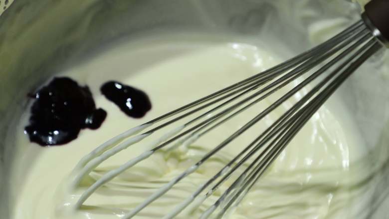 浓浓奶香味雪糕,加入蓝莓酱（或者芒果酱等）和炼乳拌匀