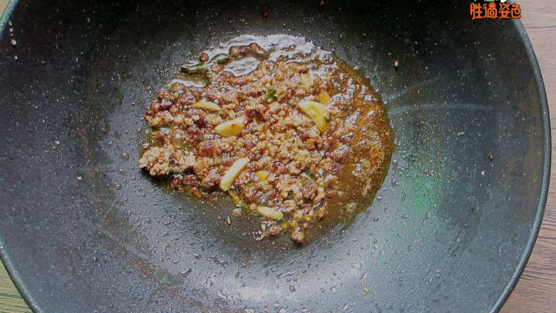 肉沫干煸豆角,锅中留底油15毫升，放入猪肉末炒散。再加入干辣椒、料酒、碎米芽菜、蒜末、姜末，炒至肉末水汽散尽变得干酥