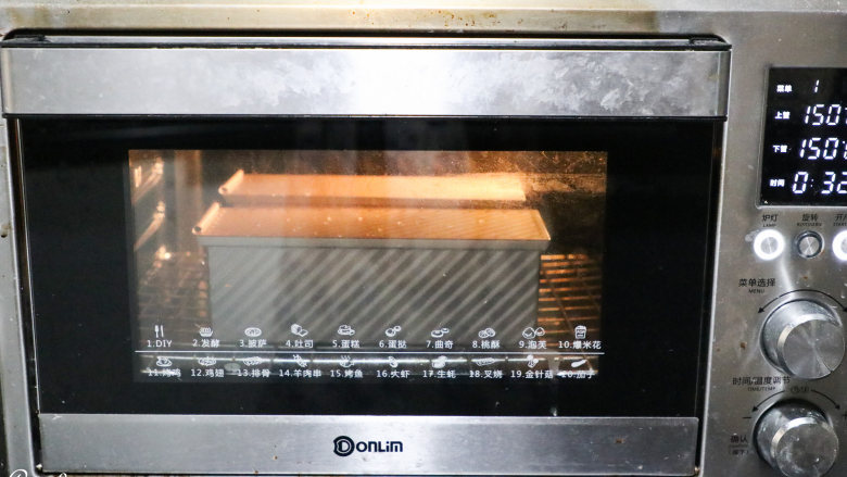 红糖吐司,滑上吐司盖，放入东菱烤箱最底层。上下火150度，40分钟。