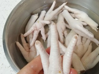 泡椒柠檬花生鸡爪,泡过的鸡爪清洗干净，剪去指甲。