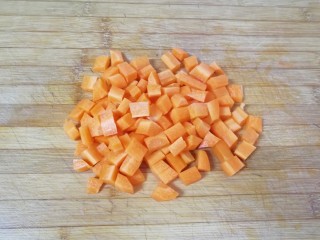泡椒柠檬花生鸡爪,胡萝卜洗干净切成和花生米一样大小的小丁。