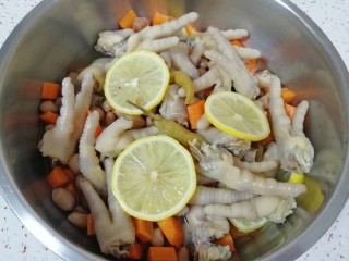 泡椒柠檬花生鸡爪,加入鸡爪、胡萝卜丁和煮好的花生米搅拌均匀，盖上保鲜膜放入冰箱冷藏（中间可以多搅动几次），12个小时之后就可以吃了，泡的时间越久越入味。