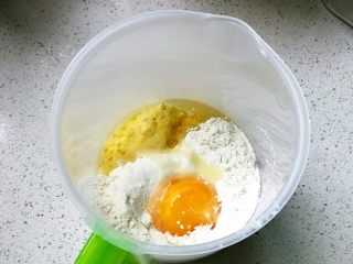 快手营养早餐09,把面粉和玉米粉按1：1的比例加1个鸡蛋，再加适量的水调成糊状；