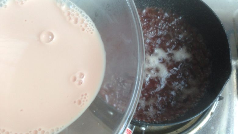 少女粉豌豆凉粉,剩下的苋菜水加一丁点盐煮开，将豌豆粉浆倒入。在倒入之前，必须再搅拌一下粉浆，防止沉淀，一边倒一边搅拌。很快就变得粘稠，有气泡翻腾，关火。