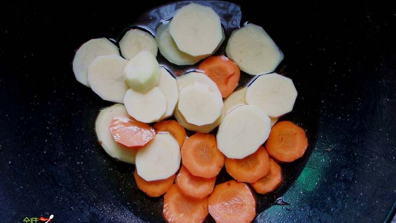 肉沫干锅土豆片,锅内倒入油，滑温六层热的时候，下入土豆片、胡萝卜片炸制表面微黄时捞出备用