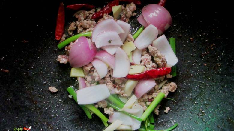 肉沫干锅土豆片,随后放入葱姜蒜、辣椒、老干妈煸炒出香味。