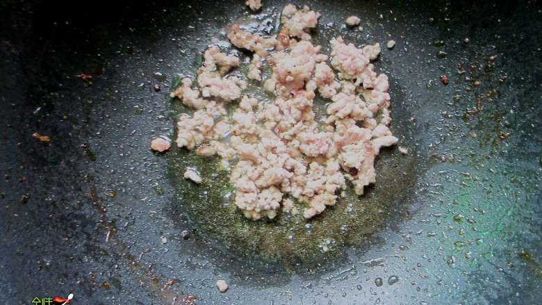 肉沫干锅土豆片,炒锅内放入少许油，油热后放入肉沫煸炒