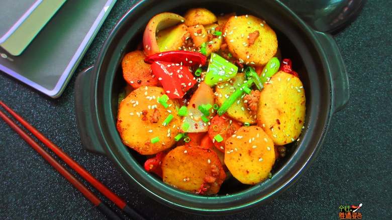 肉沫干锅土豆片,将土豆片盛入锅内。放少许香葱、芝麻点缀即可开动。