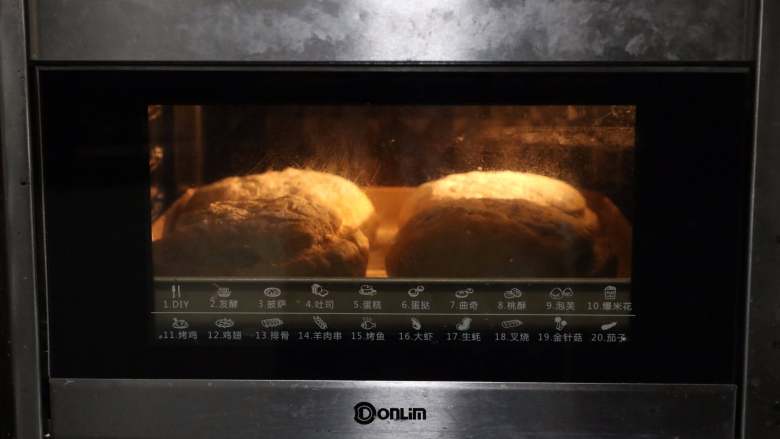 荞麦软欧包,东菱烤箱230度预热10分钟后，放最底层，上下火175度30分钟。