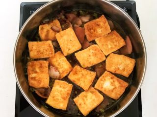 油豆腐烧肉,加入煎好的油豆腐