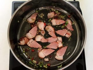 油豆腐烧肉,加入腊肉，煸炒至腊肉变色