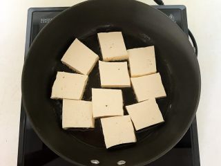 油豆腐烧肉,炒锅刷一层大豆色拉油，烧热后加入豆腐片，温火煎制，煎至一面金黄就翻面