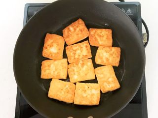 油豆腐烧肉,煎至两面金黄即可