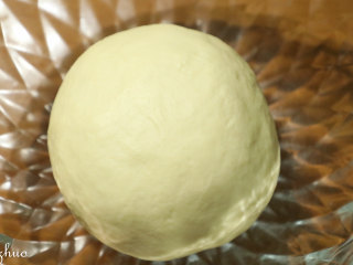 玫瑰花型面包,以上配方适用于学厨10寸玫瑰花型不粘中空模具一份的用量。
中种食材一同放入东菱面包机启动和面程序15分钟。
