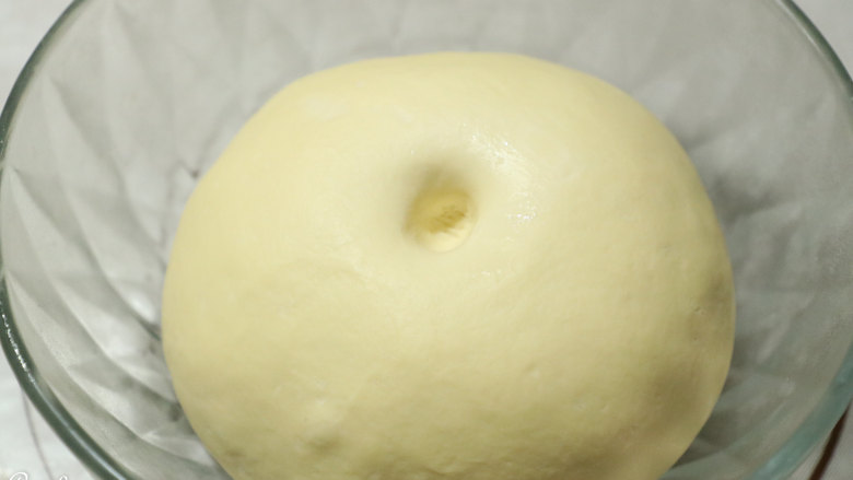 玫瑰花型面包,把揉匀的面团放入冰箱冷藏24小时后备用。