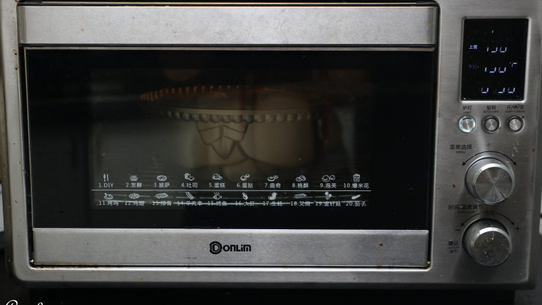 玫瑰花型面包,放入东菱烤箱最底层，上下火150度，40分钟。