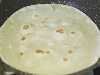 鸡胸沙茶卷饼,放到没油的平底锅里烙至两面有金黄的斑点待用