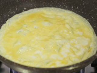 鸡胸沙茶卷饼,用平底锅把鸡蛋液摊成两个薄饼