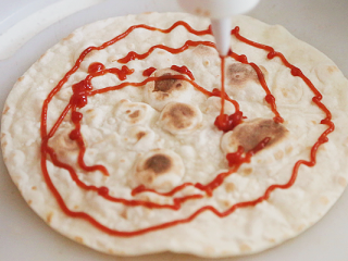 鸡胸沙茶卷饼,取一个饼皮放在案板上，挤上番茄酱