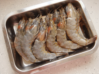 茶香虾,准备食材：虾：12支。 剪去虾枪和眼睛，去除砂线，清洗干净。加入盐1克，白胡椒1克腌制入底味。