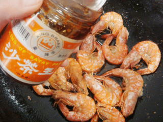 茶香虾,用刚刚炒茶叶的油煸炒虾，当虾两面都由青变红时，加入皇牌沙茶王2勺。
