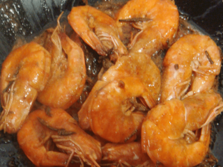 茶香虾,当虾成熟后旺火收汁，使汤汁浓稠且均匀地包裹在虾的外面，关火。此时倒入事先炒好的茶叶，翻拌均匀出锅。