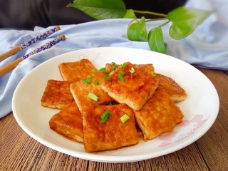 椒香脆皮豆腐,撒上葱花即可食用。