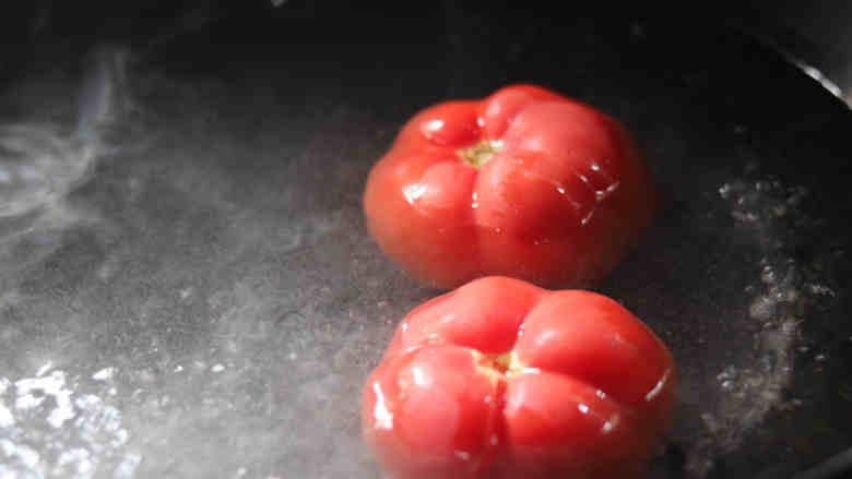 番茄空心面,<a style='color:red;display:inline-block;' href='/shicai/ 3551'>西红柿</a>洗干净，放入沸水中烫一下！然后就可以很轻松的去皮了