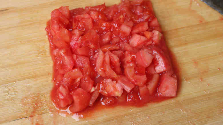 番茄空心面,去皮后的西红柿切成小块