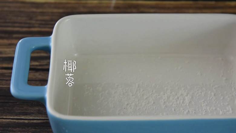 火龙果牛奶小方—这是一款甜心美味高颜值的手工DIY甜品,容器里撒上椰蓉。