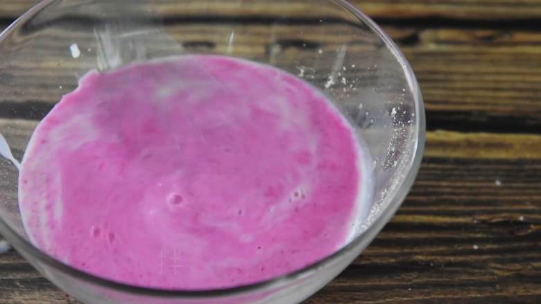 火龙果牛奶小方—这是一款甜心美味高颜值的手工DIY甜品,倒入火龙果汁，拌匀。