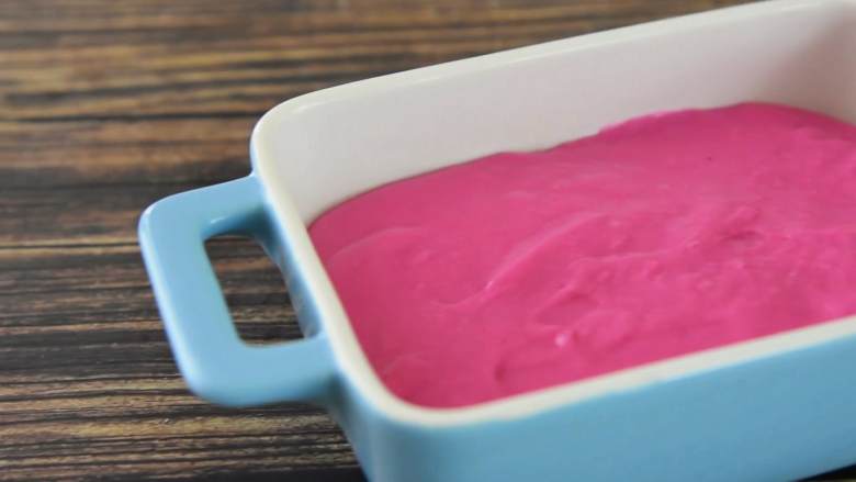 火龙果牛奶小方—这是一款甜心美味高颜值的手工DIY甜品,倒入搅拌汁。