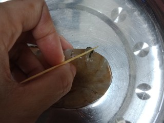 虾仁玉子豆腐,虾先去掉虾肠，在虾身的第二节的地方用牙签穿过去挑出来。就把虾肠挑出来了