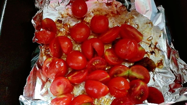 夏日去湿，紫苏烤五花肉,将番茄倒入就利用剩下的肉汁，烤制8-10分钟