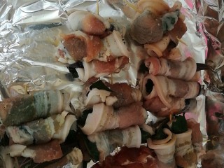 夏日去湿，紫苏烤五花肉,三个一串，很快都卷好啦。空气炸锅的炸篮中铺上锡纸将肉串放入。