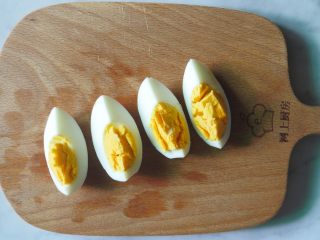 油醋汁蔬菜沙拉,熟鸡蛋去壳切四瓣