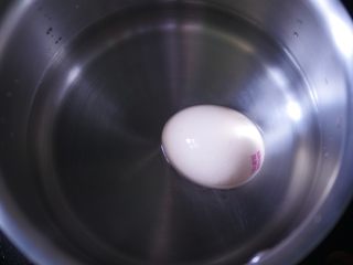 油醋汁蔬菜沙拉,鸡蛋放入锅中煮熟