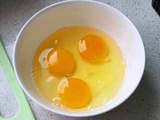 快手营养早餐10,鸡蛋打入碗中；