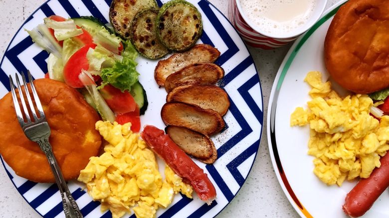 快手营养早餐10,把烹饪好的食材摆盘，周一元气早餐跃然桌上，请享用！