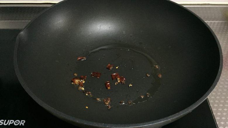 椒香黄瓜,锅中倒入适量油，烧热放花椒和辣椒段炸香