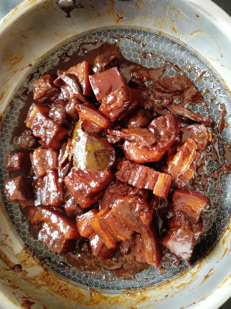 话梅红烧肉,压好的五花肉倒入不粘锅大火收汁即可。