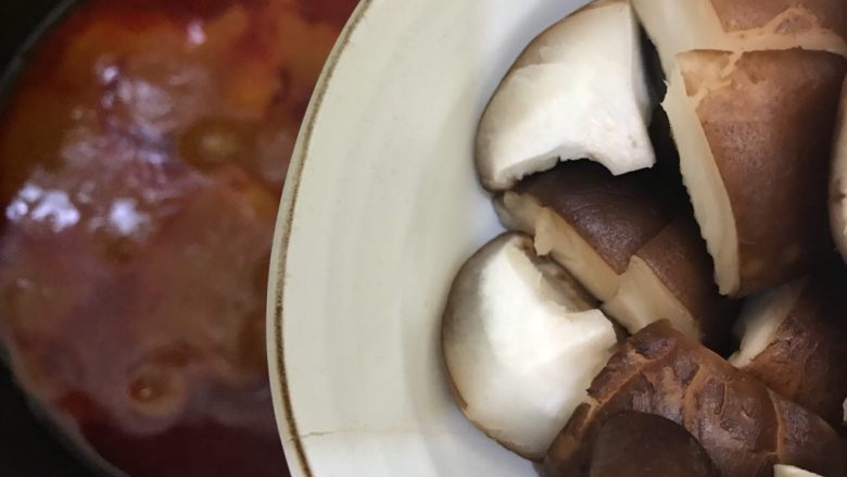 咖喱丸子烩杂蔬,加入香菇