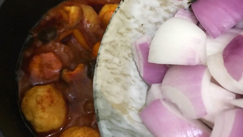 咖喱丸子烩杂蔬,20分钟之后加入洋葱