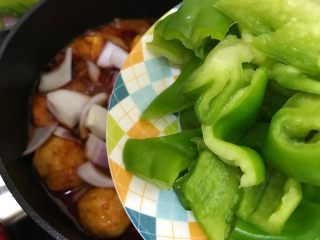 咖喱丸子烩杂蔬,加入青椒
