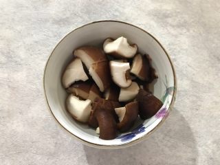咖喱丸子烩杂蔬,香菇去蒂洗净之后轻轻挤干水分，一分为四切块
