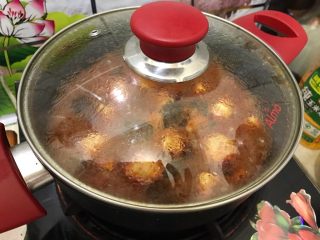 咖喱丸子烩杂蔬,煮开之后盖上锅盖，转小火，煮20分钟