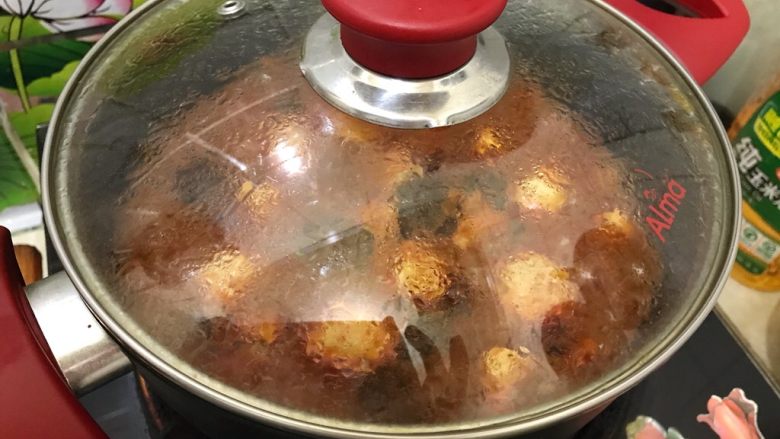 咖喱丸子烩杂蔬,煮开之后盖上锅盖，转小火，煮20分钟
