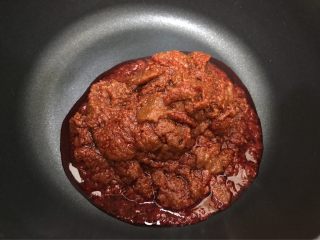 咖喱丸子烩杂蔬,取锅搁置炉火上，倒入咖喱酱