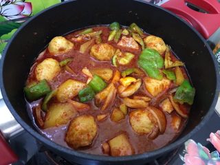 咖喱丸子烩杂蔬,搅拌均匀，转中大火